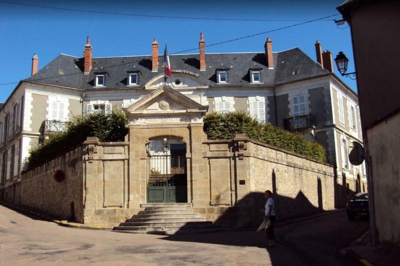 Magnifique Appartement En Centre Ville De Chateau Chinon Ville Exterior foto